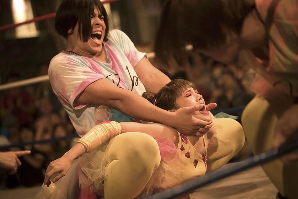 吳映潔（右）被摔角選手摔來折去，笑說拍攝時可以盡情地叫很開心。（滿滿額娛樂提供）