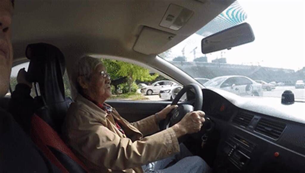 95歲阿伯報名學開車，原來是還想載著90歲老伴到處遊玩。（翻攝自微博）