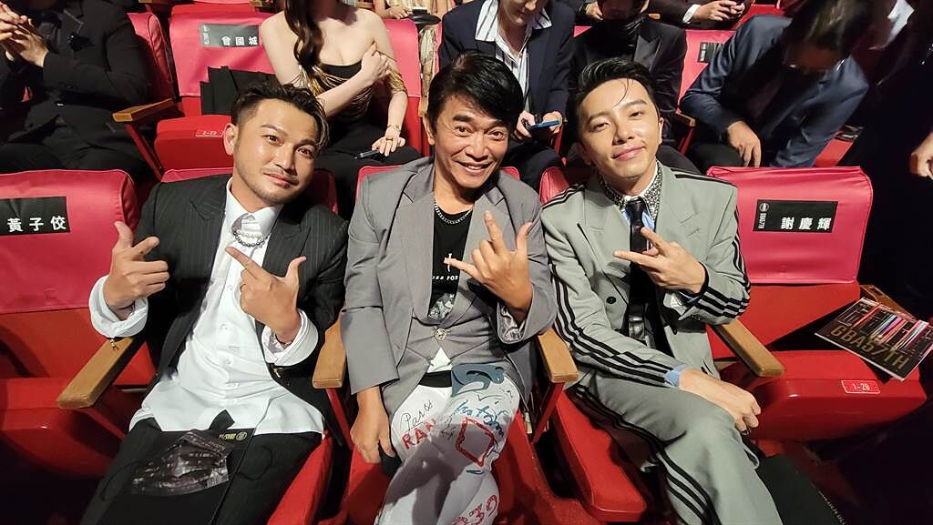KID（左起）、吳宗憲、坤達主持的《綜藝玩很大》拿下第57屆電視金鐘最具人氣節目獎。（三立提供）