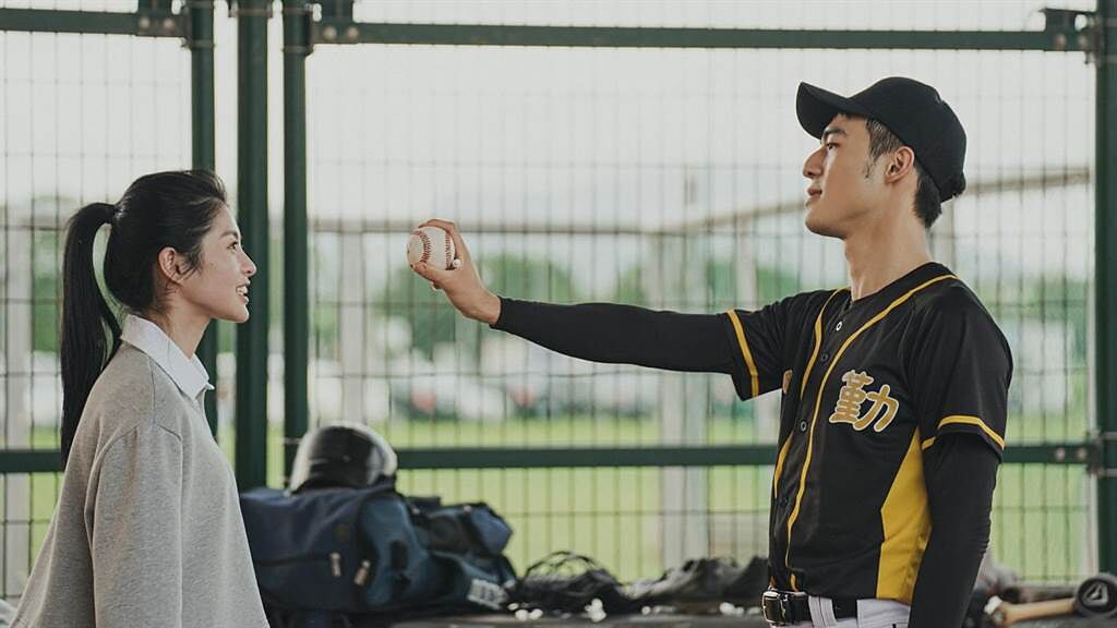 陳昊森飾演棒球新星張正義，給女友詹子萱簽名棒球。（威視提供）