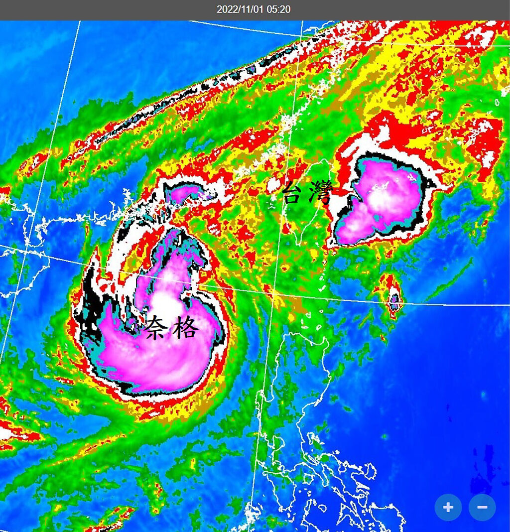 氣象局長鄭明典今清晨只出有一大坨紫色強對流系統就在台灣東側。(翻攝自鄭明典臉書)