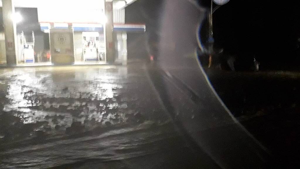 昨晚蘭嶼瞬間豪雨造成蘭嶼加油站也淹水。(翻攝自蘭嶼鄉公所)