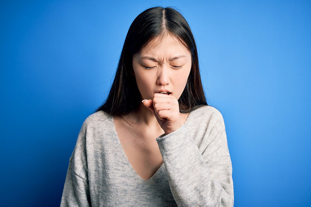 天氣轉冷之際，許多人開始出現咳嗽不止的困擾。( 示意圖/ Shutterstock )