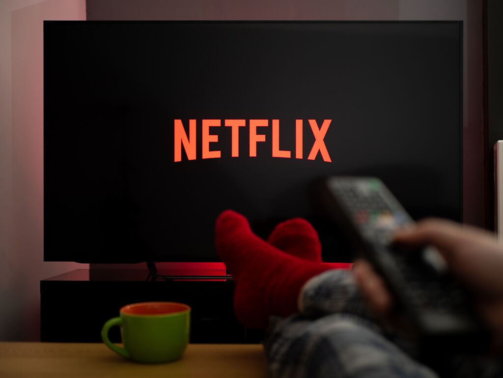 Netflix宣布將自2023年初正式開始針對「帳號共享」行為收取費用。(圖／shutterstock)