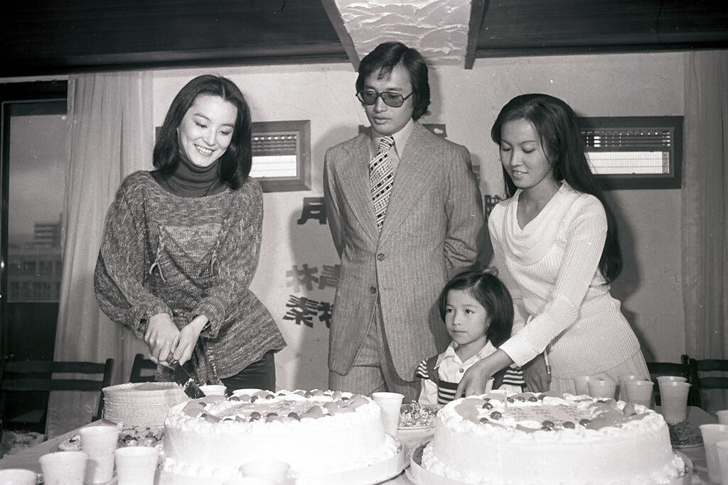 林青霞親手切生日蛋糕，中為同劇的男演員秦祥林。（圖／中時資料照）
