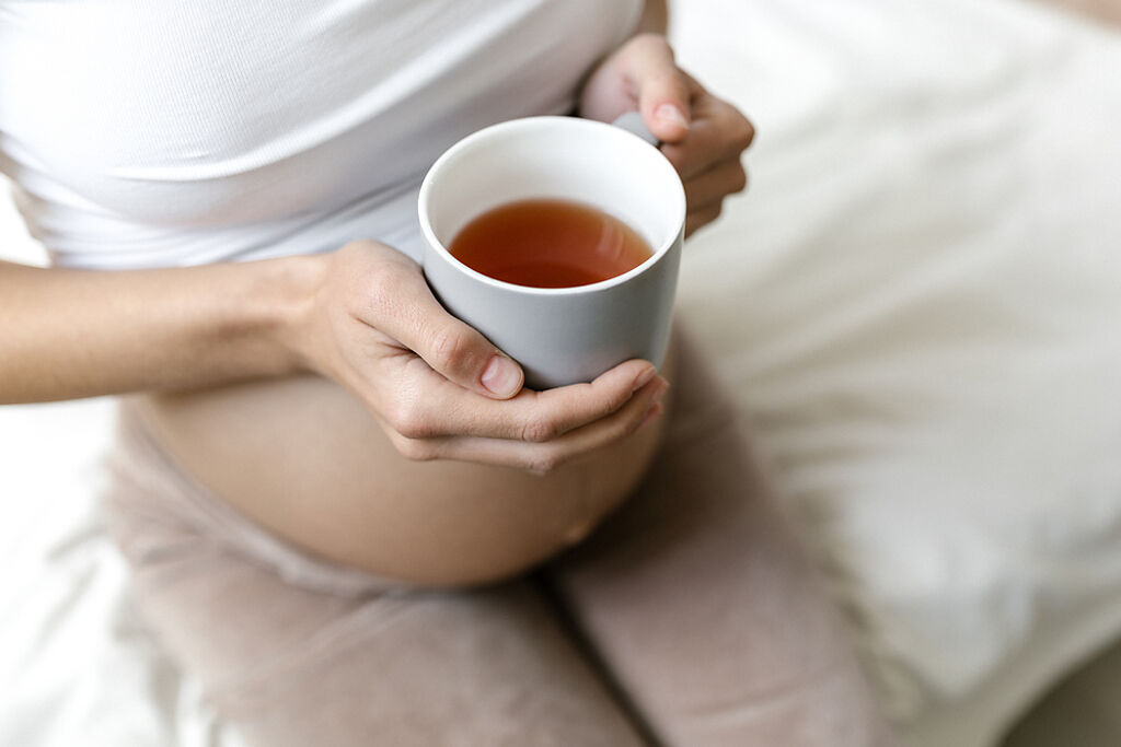 產婦每天攝取約50毫克咖啡因(相當於半杯)或其他含咖啡因飲品，即使低於每日正常攝取量，都可能導致生下來的孩子身高比同齡兒童還矮1.5至2.2公分。(示意圖／shutterstock)