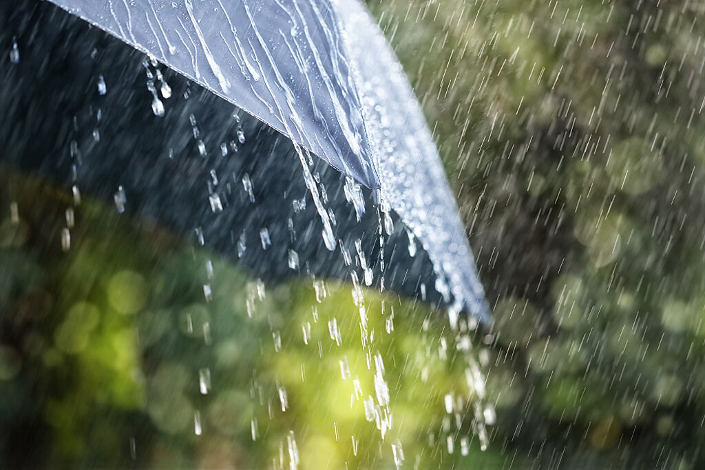 日本網友在路上看見詭異的「超局部降雨」，範圍只跟一個水溝蓋差不多大。(示意圖/達志影像)