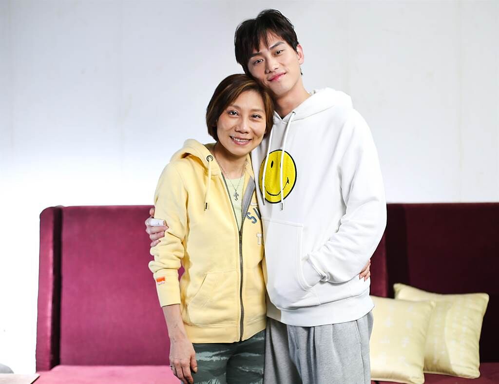 范少勳（右）開心圓夢和乾媽郎祖筠一起演出舞台劇《魔法阿媽》。（陳俊吉攝）