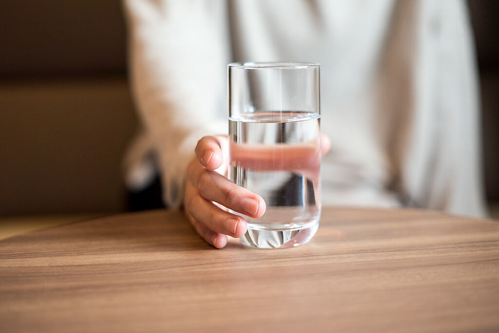 牙醫師提醒，喝水除了對身體健康有極大助益外，也有助口腔健康。( 示意圖 / Shutterstock )