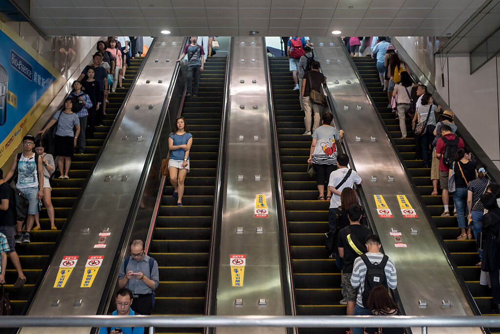 台北捷運公司表示，目前針對搭乘電扶梯都宣導緊握扶手、站穩踏階，未限制旅客電扶梯站立位置或行走與否。（示意圖／Shutterstock）