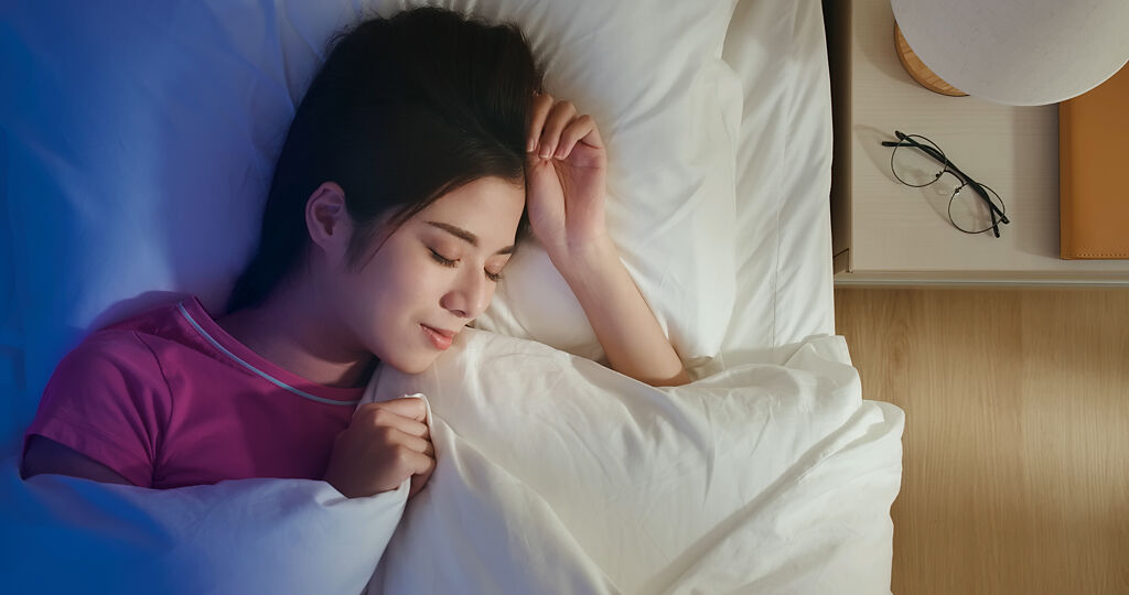 睡不夠是現代人普遍的現象，許多人週一到週五睡不夠，到了假日希望能補眠來補充精神。( 示意圖/ Shutterstock )
