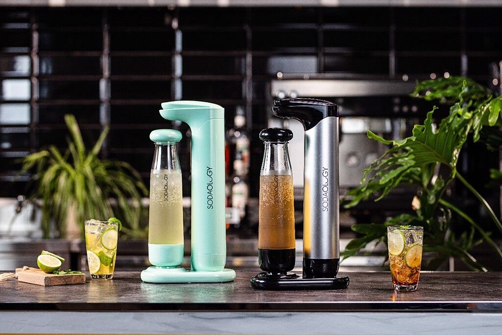 加拿大氣泡水機品牌Sodaology推出首款氣泡飲機Allfizz，適用任何冷飲！圖為型號Allfizz全打泡之氣泡飲機，顏色分別為初露綠(左)與曜銀黑(右) 。(圖/金今威提供)
