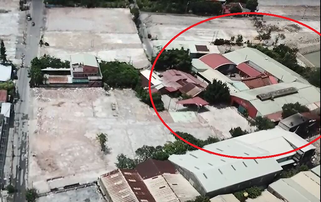 紅圈處為鐵皮搭蓋的木工廠包圍著李石樵故居。（圖/新北市政府地政局提供）
