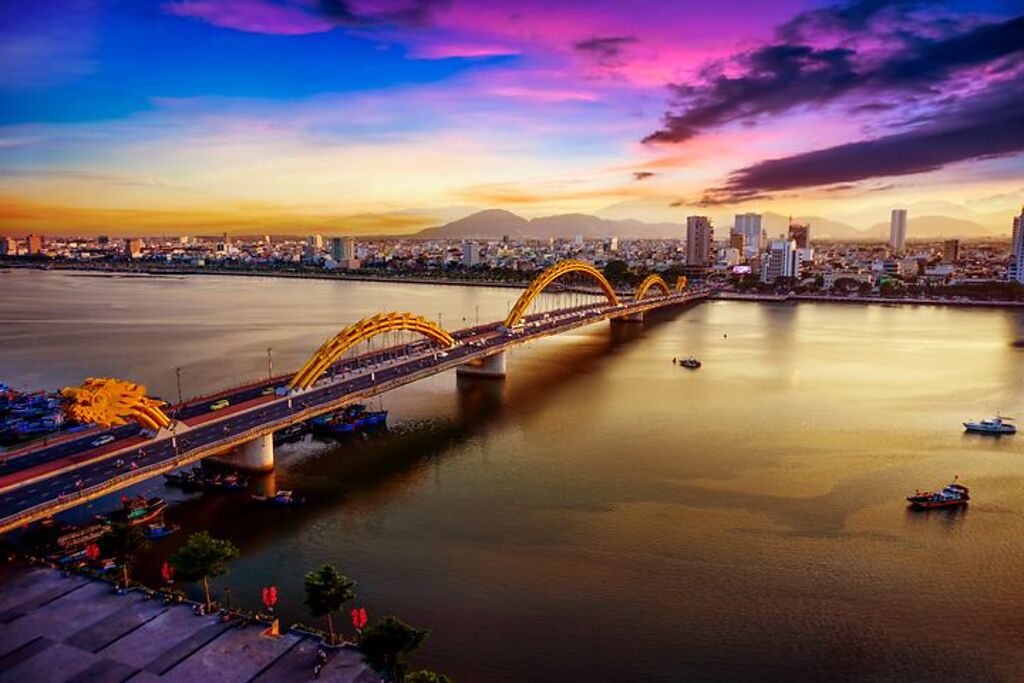 越南峴港-跨越瀚江的多跨式龍橋。　圖：喜鴻假期／提供