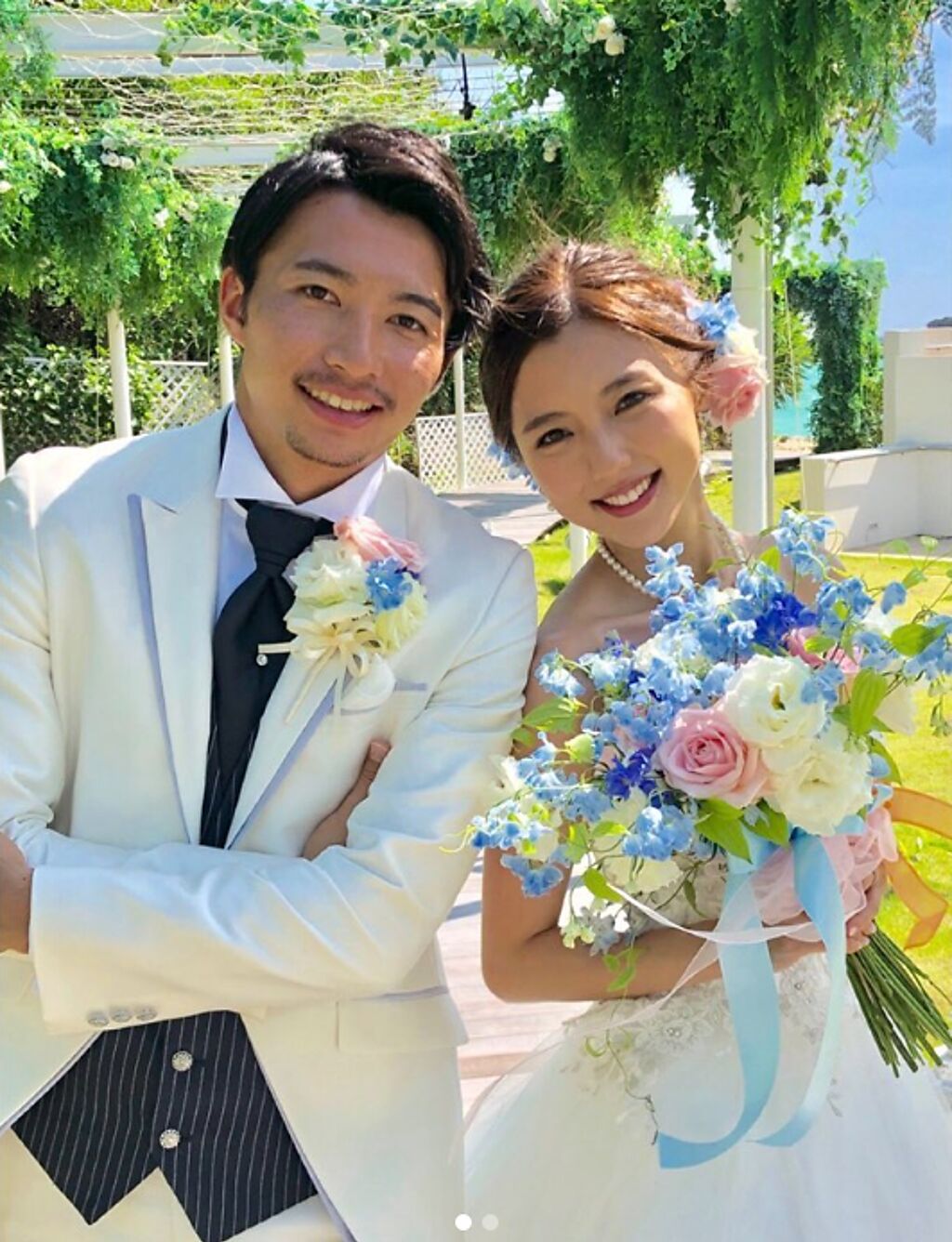 柴崎岳（左）2018年迎娶日本國民女神真野惠里菜。(圖／真野惠里菜IG)