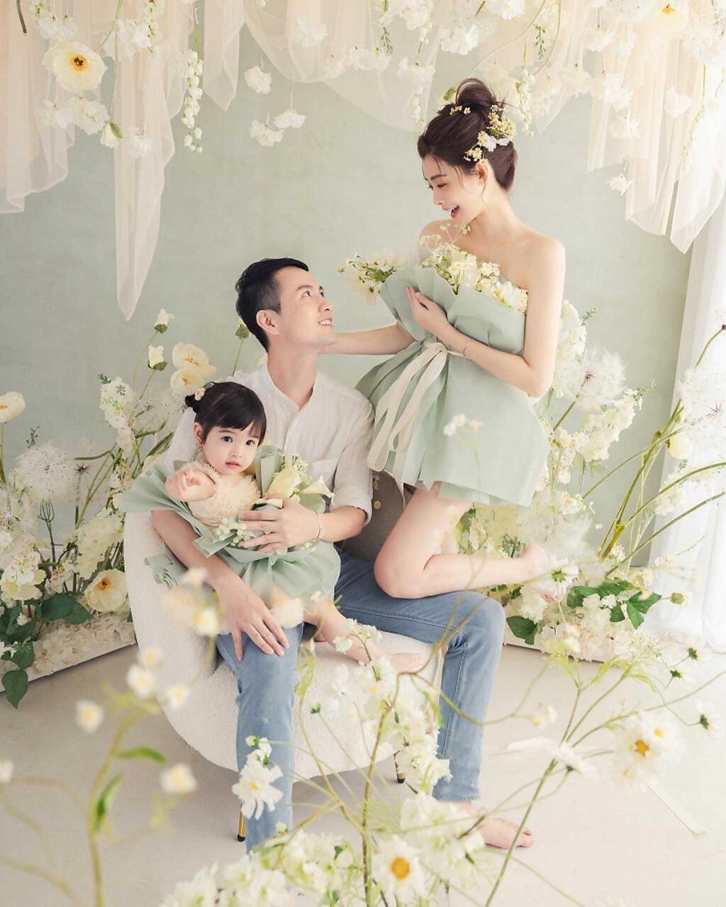 張捷、夏如芝和女兒小芝麻一起拍攝浪漫家庭照。（圖／翻攝自臉書）