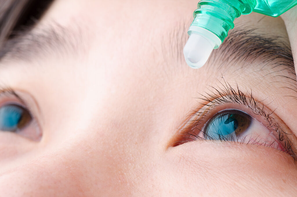許多人點眼藥水時，大多都直接將藥水滴在眼球上，不過眼科診所表示，其實應該滴在眼白與下眼瞼間。(示意圖/達志影像)