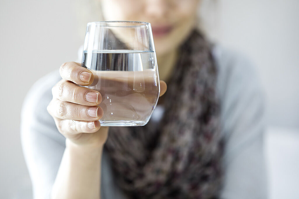 醫師表示，喝水固然重要，但是不能無限上綱，建議依照自己體重來計算，適當喝水即可。（示意圖／達志影像）