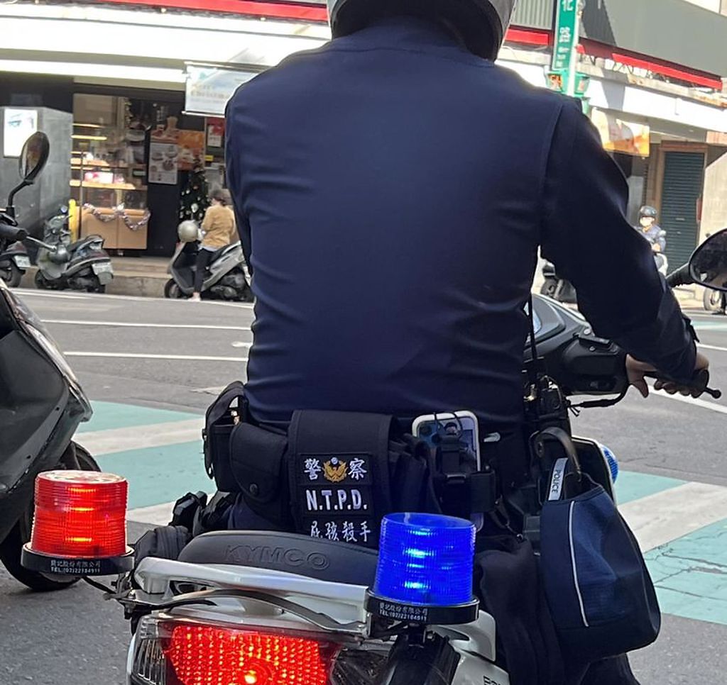 一名網友日前等紅綠燈時，意外看到前方的警察佩戴著繡有「屁孩殺手」4個大字的腰包。(翻攝自爆料公社FB)