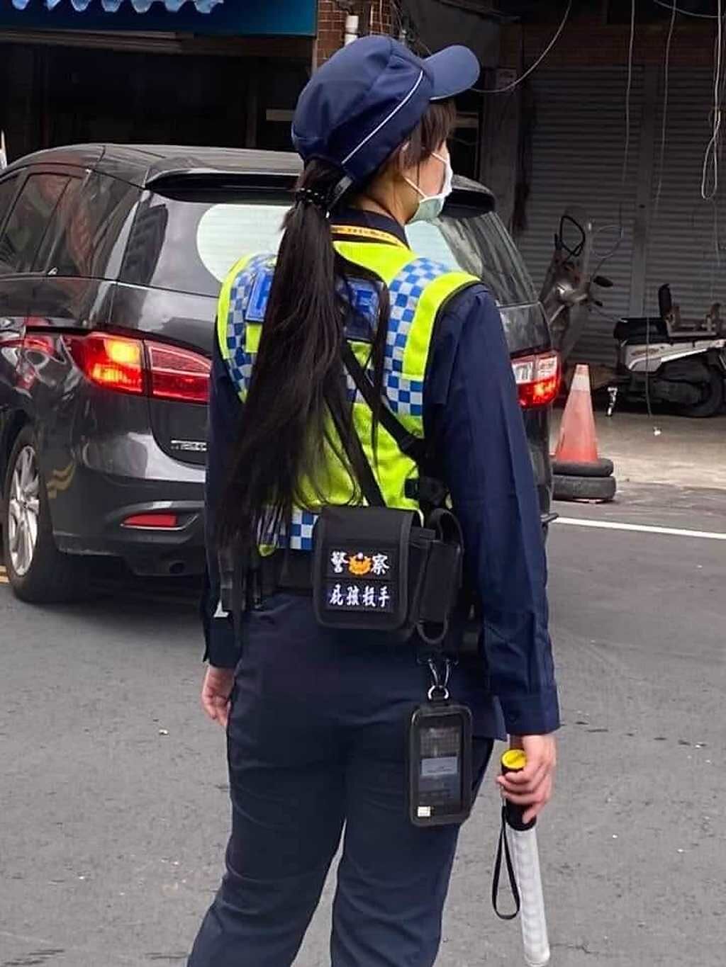 還有網友貼出，一名指揮交通的女警也有「屁孩殺手」腰包。(翻攝自爆料公社)