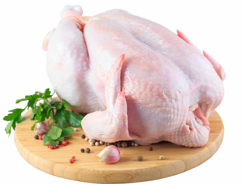 專家建議，生雞肉在料理前可先丟入冷水中，待煮沸後清洗。（示意圖／Shutterstock）