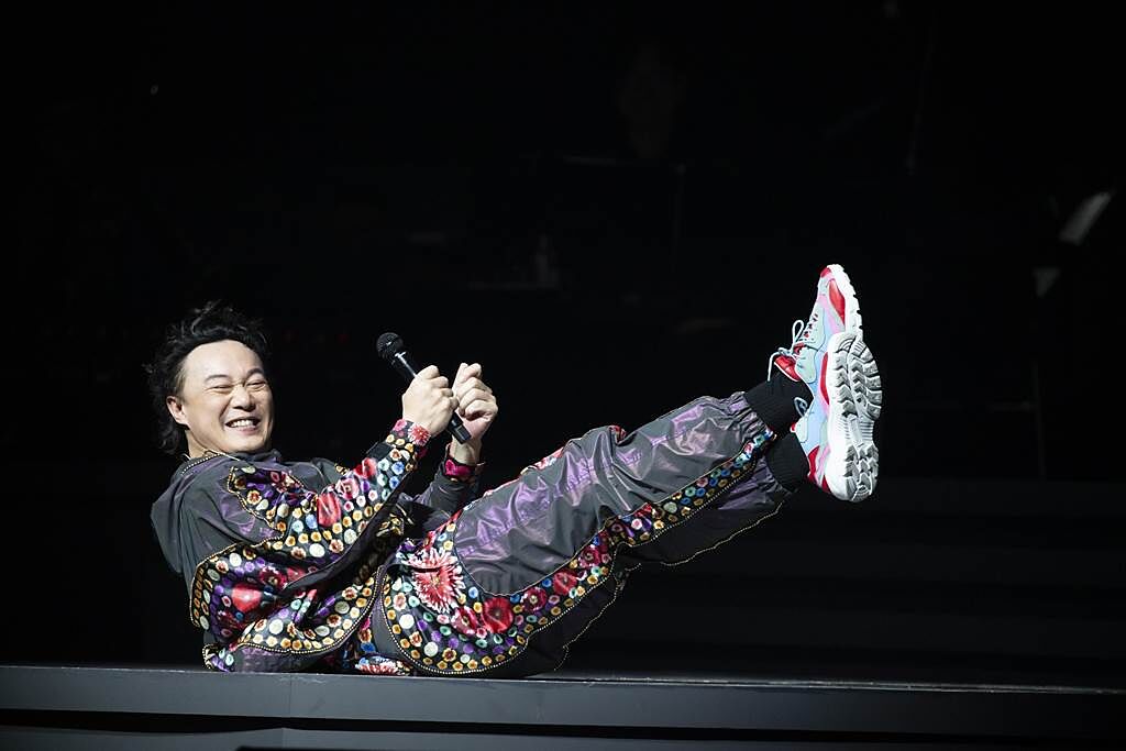 陳奕迅在台上秀出高難度動作，引起粉絲熱烈尖叫。（ESL Limited提供）