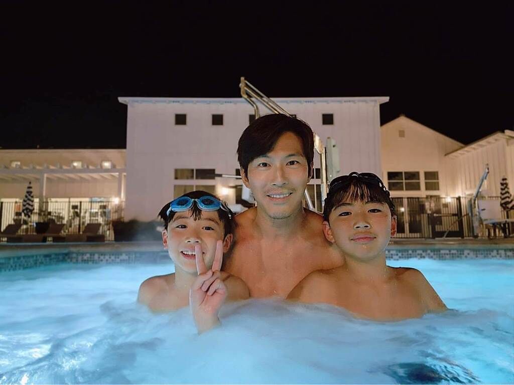 黃少祺陪兩個兒子游泳潛水。（黃少祺提供）