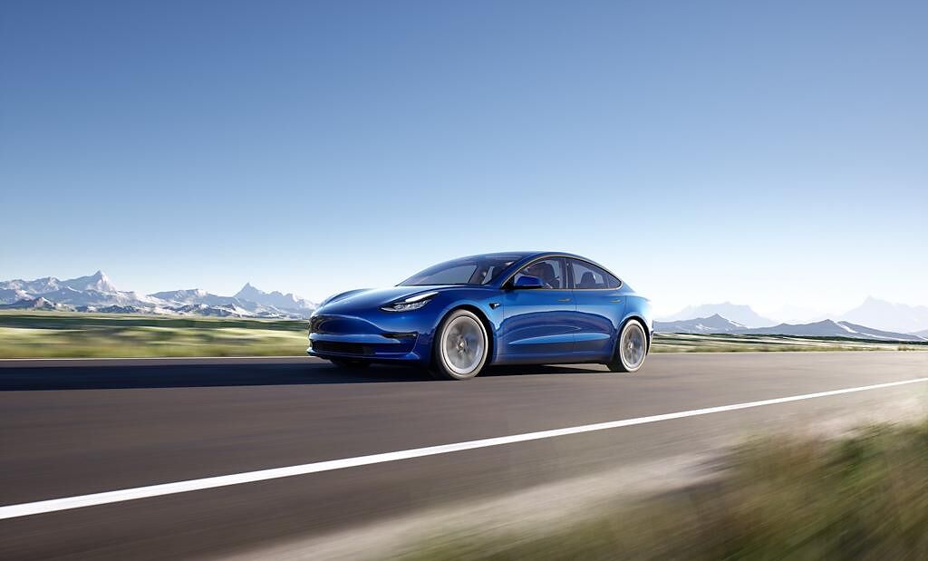 扣100點skm points周周抽「Tesla Model 3電動車」，價值逾179萬元，限量6台。（新光三越提供）