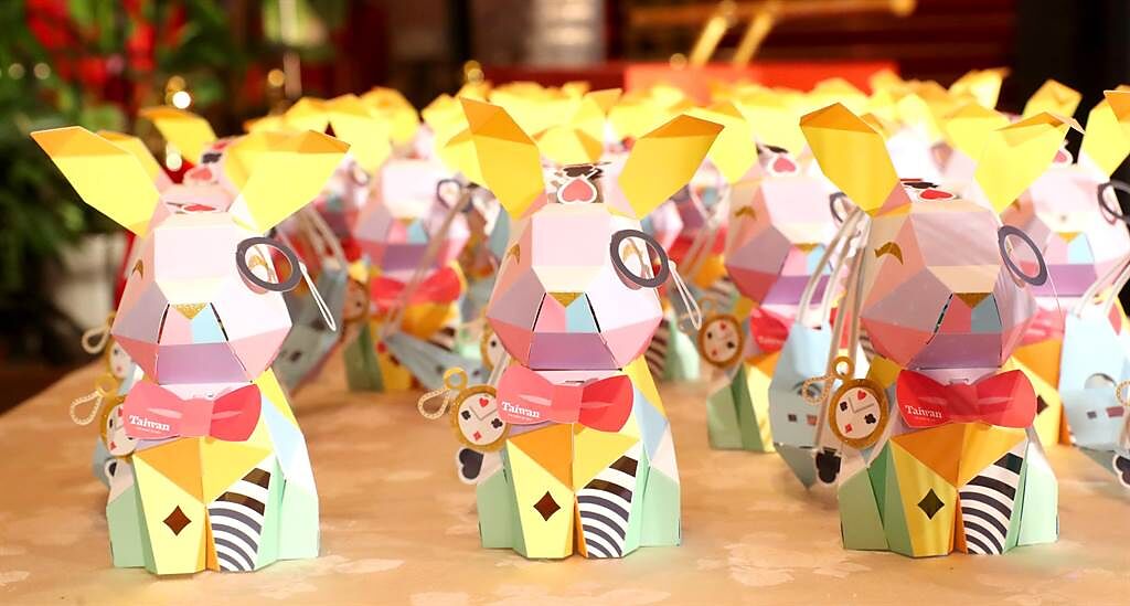 「2023台灣燈會」3日公布本次燈會的主燈「玉兔壯彩」與深受小朋友歡迎的小提燈「大展虹兔」也首度亮相，提把還可拆卸下來變成兔耳朵讓小朋友戴在頭上，相當討喜。（鄭任南攝）
