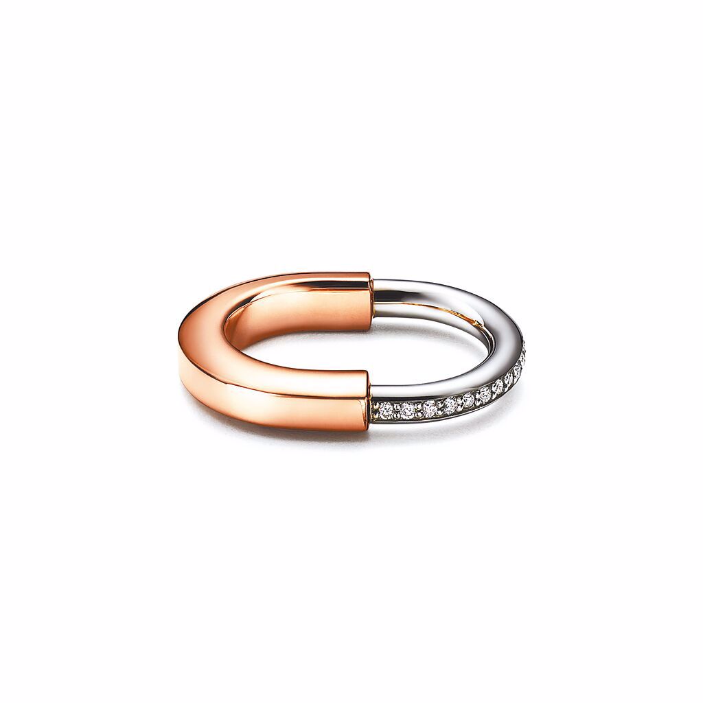 Tiffany Lock 18K白金與玫瑰金鑲鑽雙指戒，23萬7000元。（Tiffany提供）