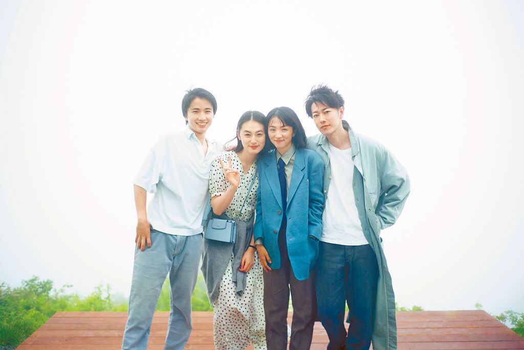 木戶大聖（左起）、八木莉可子、滿島光、佐藤健主演《First Love 初戀》暢銷全球。（Netf lix提供）