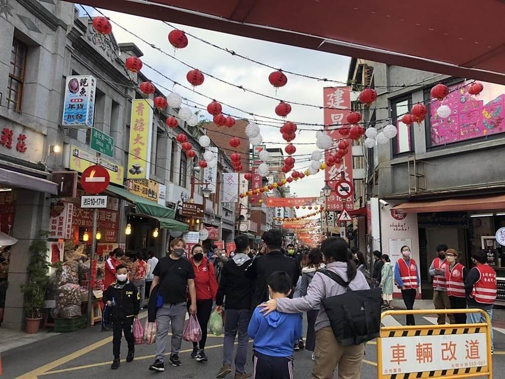 台北迪化年貨大街回歸疫情前規模將於6日開辦，並開放民眾試吃。（資料照／楊亞璇攝）