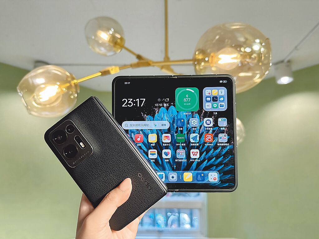 OPPO 已在台灣首度展出OPPO INNO Day 2022中發表的Find N2摺疊手機，而且因內螢幕採水滴型收摺方式，摺疊的摺痕也比較不明顯，官方更透露此機未來有機會在台上市。（石欣蒨攝）