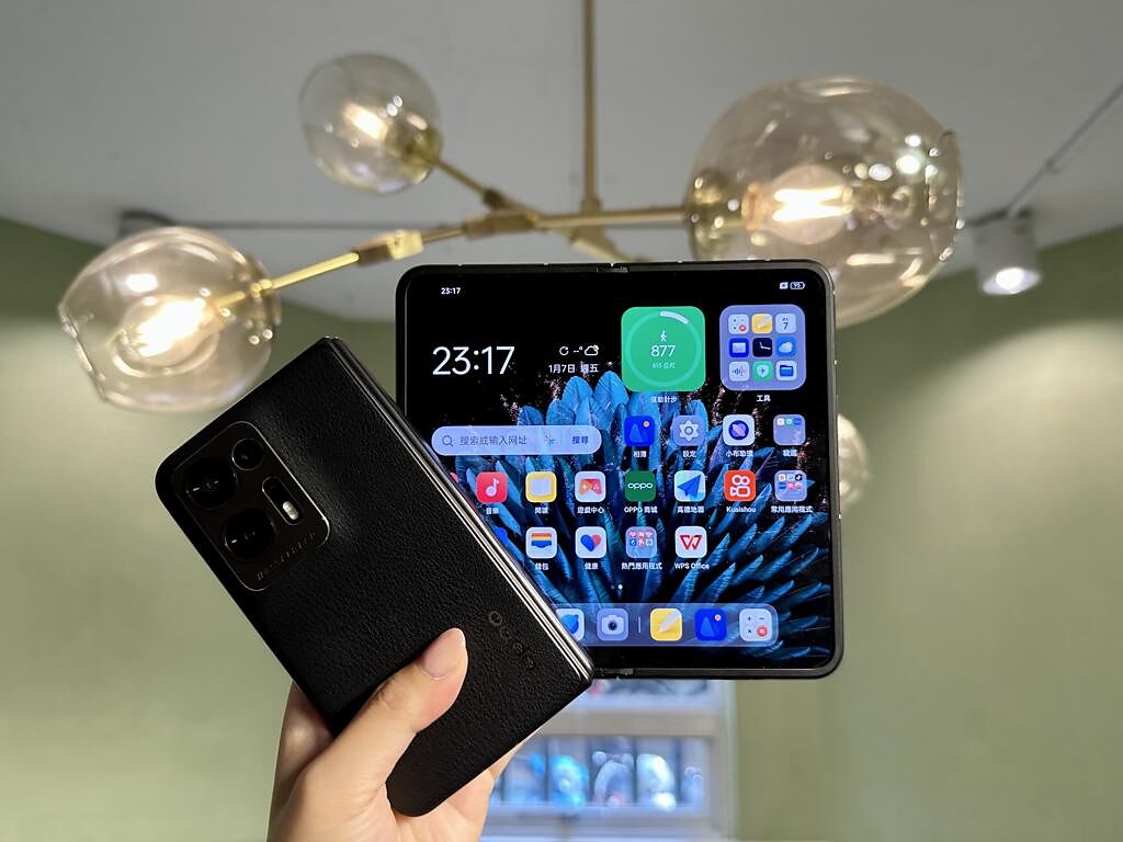 OPPO Find N2摺疊手機，同樣主打單手即能操控，重量僅233g，為目前市場上最輕的摺疊手機，更能支援全新的「懸停應用」以快速使用相機、追劇APP等功能。（石欣蒨攝）