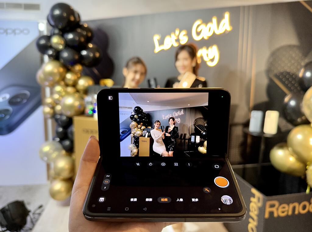 OPPO 已在台灣首度展出OPPO INNO Day 2022中發表的Find N2摺疊手機，而且因內螢幕採水滴型收折方式，摺疊的摺痕也比較不明顯，官方更透露此機未來有機會在台上市。（石欣蒨攝）