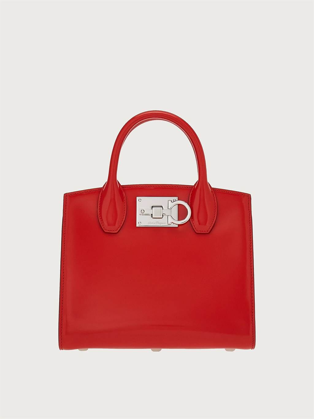 FERRAGAMO  紅色皮革The Studio手提包，7萬8900元。（FERRAGAMO 提供）