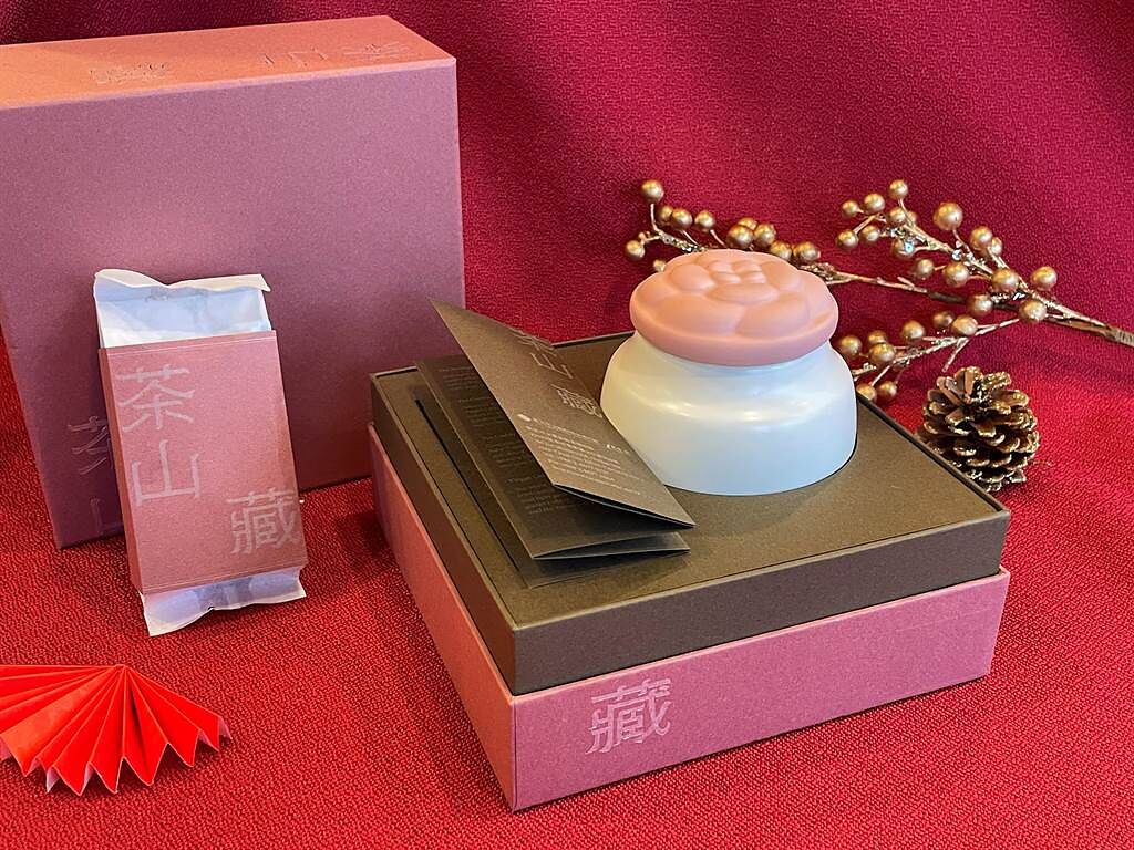 陶博館與坪林茶業博物館聯名推出兼具巧思創意、藝術品味的文創茶倉「茶山藏」，是體面大方的新年賀禮。（蔡雯如攝）