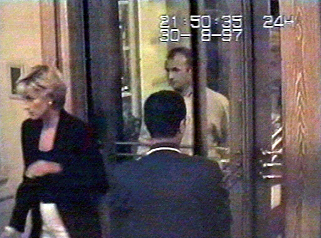監視器拍下，黛妃與當時埃及富商男友費耶德(Dodi Fayed)正進入麗思卡爾頓酒店(Ritz Hotel)享用晚餐。(圖/路透社)
