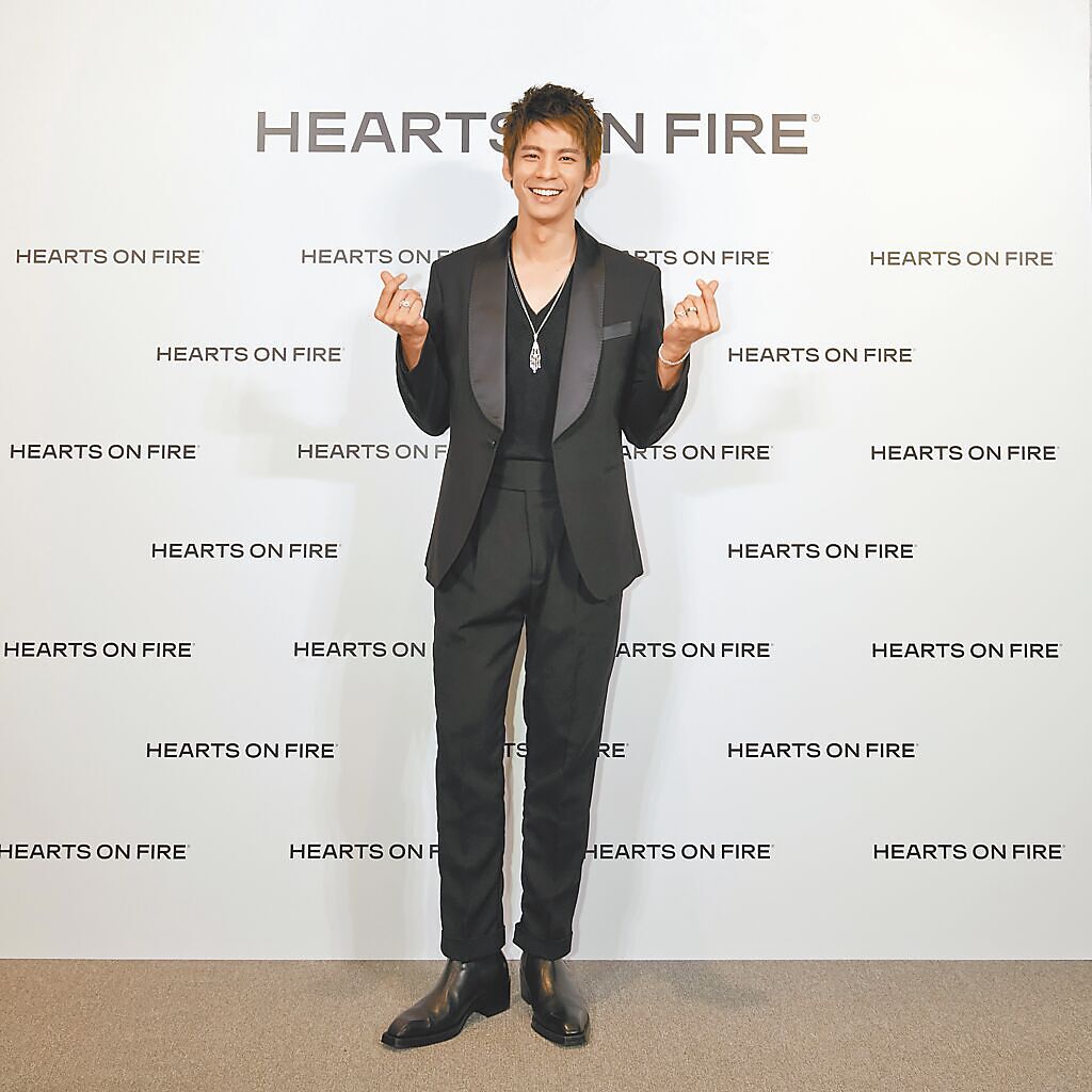 男星林柏宏一身黑色西裝搭配Hearts on Fire鑽石，出席品牌活動。（Hearts on Fire提供）