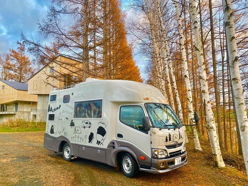 旅遊品牌DoMo與插畫家Cherng合作，在日本推出馬來貘「LAIMO」彩繪露營車，詢問度破表。（DoMo集團提供／陳祐誠傳真）