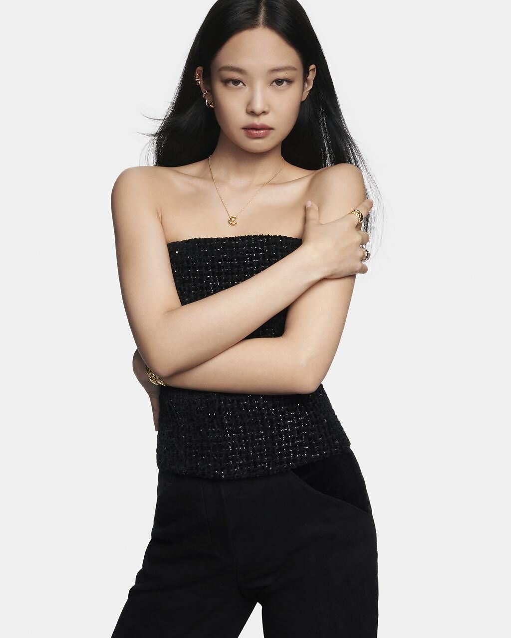韓國歌手JENNIE演繹全新COCO CRUSH形象廣告，近期出爐。（CHANEL提供）
