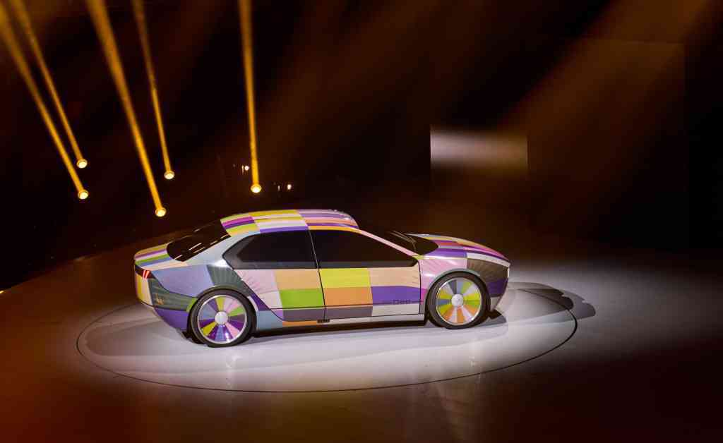 BMW發表一款名為i Vision Dee的可變色原型車。(圖/翻攝自twitter.com/BMW)
