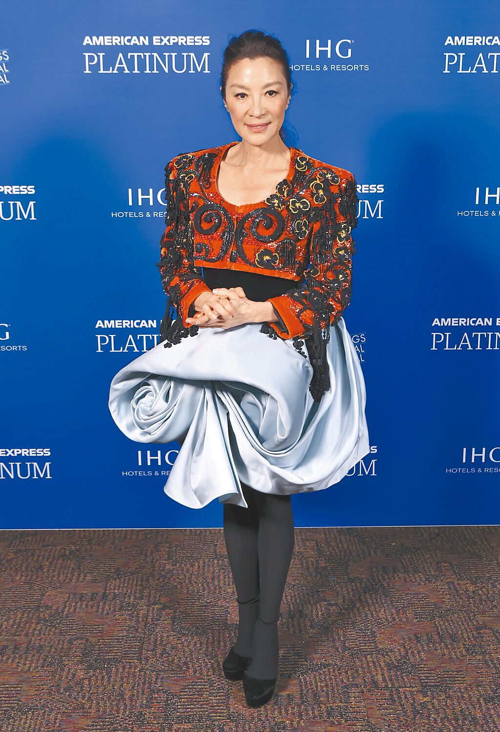 楊紫瓊身穿Schiaparelli的2022秋季高訂系列現身棕櫚泉國際電影頒獎禮紅毯。（美聯社）