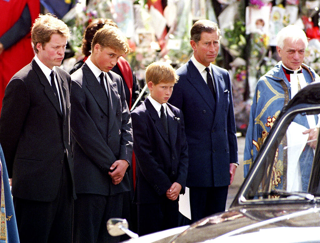英國哈利王子在回憶錄《備胎》（Spare）中自曝，對於母親黛安娜王妃過世時不能展現情緒感到罪惡。圖為1997年9月6日黛妃葬禮過後，哈利與威廉等人目送靈車將黛妃的棺木運離倫敦西敏寺。（資料照／TPG、達志影像）