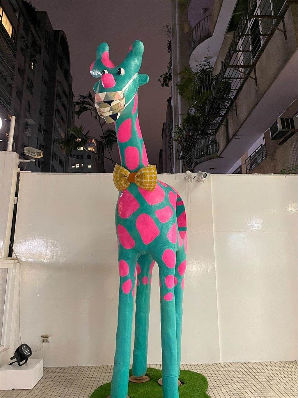 藝術家楊瀚橋以主角「咪鹿鹿milulu」於寒假期間來到服飾店「Miho」展示。（台北市商業處提供）