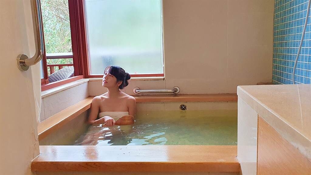 飯店準備浴衣體驗區，讓遊客都能穿上日式浴衣，搭配面具、髮飾、木屐以及紙傘道具，在館內拍好拍滿。(福容大飯店提供)