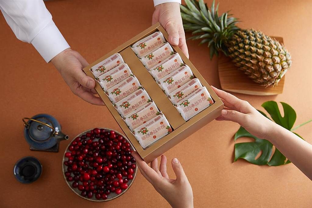 「御選鳳梨酥／蔓越莓酥」禮盒，可選購單一或綜合口味，每盒12入688元。(福容大飯店提供)