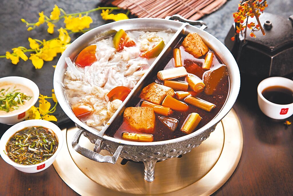 鼎王年菜套餐主推口味溫潤的麻辣鍋，以及香氣層次豐富的酸菜白肉鍋，在家裡就能輕鬆享受到餐廳美味。（鼎王提供）