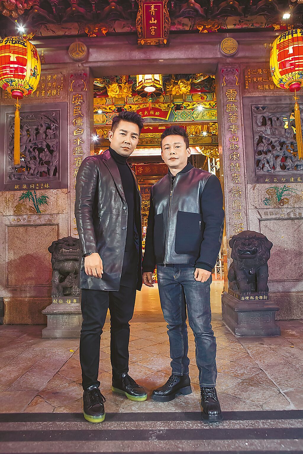 謝承均（左）跟李康生到艋舺青山宮宣傳新片《山中森林》。（禾力文創提供）