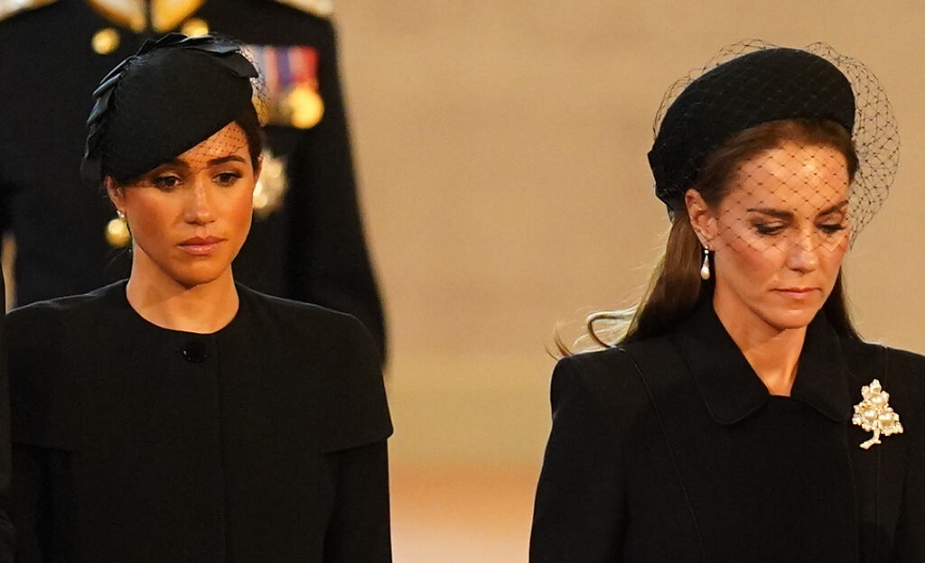 凱特（右）與梅根2022年9月14日在在倫敦西敏廳（Westminster Hall）出席女王迎靈儀式的神情。